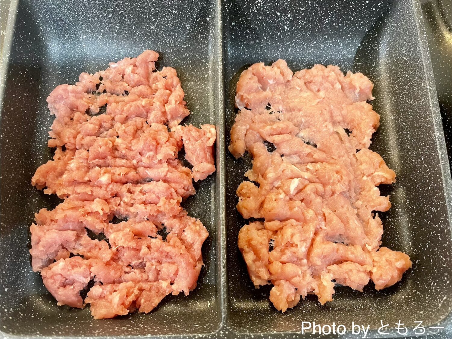 油をひかずにフライパンへ並べた2種類の赤身ひき肉