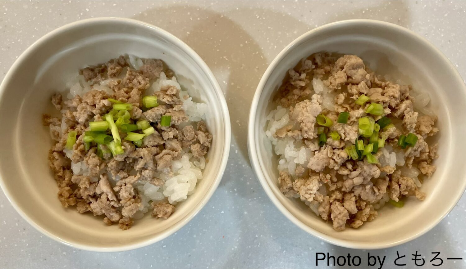 2種類の赤身ひき肉で作ったそぼろ丼の食べ比べ